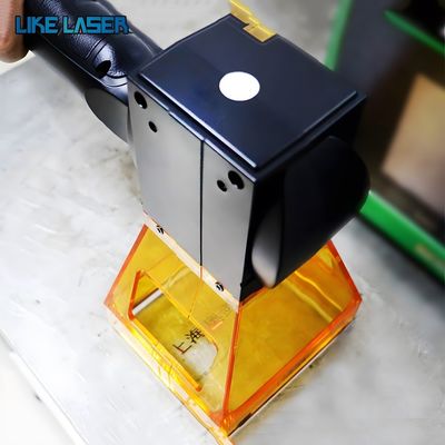 Mini-machine de marquage laser à fibre portative 20W 30W 50W pour pneus en plastique dur métallique