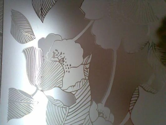 Machine de gravure de lames laser verticales en verre personnalisé pour la porte coulissante en verre